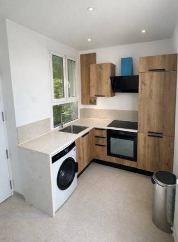 Plan de travail en pierre de Thala beige sur mesure installé dans une cuisine moderne près de Cagnes-sur-Mer, réalisation SUDECOR.