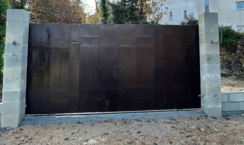 Portail tôlé moderne installé à Antibes.