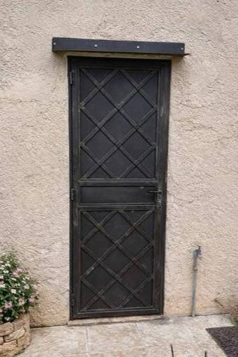 Porte en fer robuste, élégante, artisanale et sécurisée installée pour une maison de particulier près de Villeneuve-Loubet.
