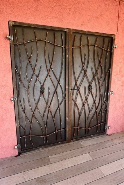 Porte en fer forgé élégante, robuste et artistique installée près de Villefranche-sur-Mer