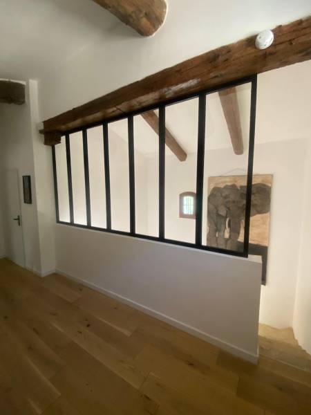 Verrière en acier noir avec vitrage clair SECURIT 44-2 posée à Aubagne, fabrication et installation par SUDECOR.