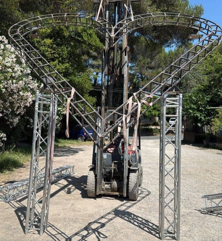 Structure métallique réalisée sur mesure en forme de coeur pour mariage à Saint-Tropez