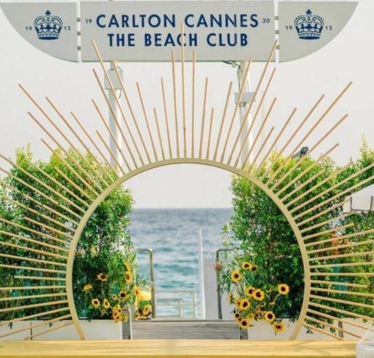 Abri en forme de soleil en fer forgé réalisé et posé sur la plage de Cannes en partenariat avec GALA Organisation