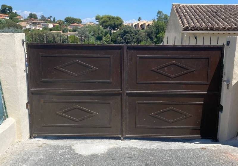 Réalisation et pose de portail en fer forgé sur mesure à Vence, Côte d'Azur