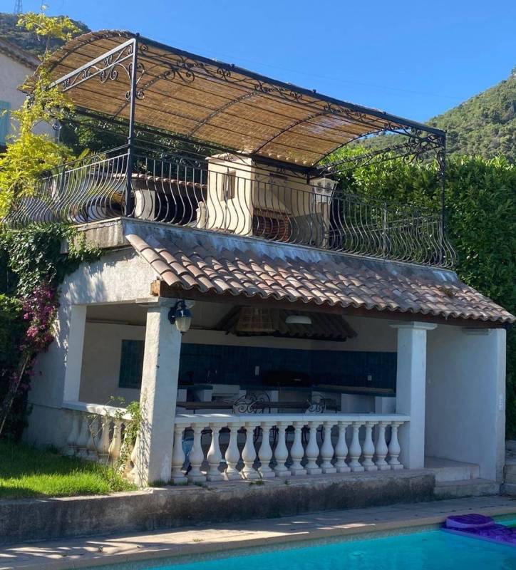 Réalisation sur mesure et pose d'une pergola pour terrasse à Vence, Côte d'Azur par SUDECOR