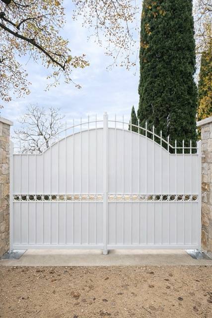 Portail en fer forgé robuste et élégant installé dans une propriété près de Villeneuve-Loubet, réalisation sur mesure SUDECOR.