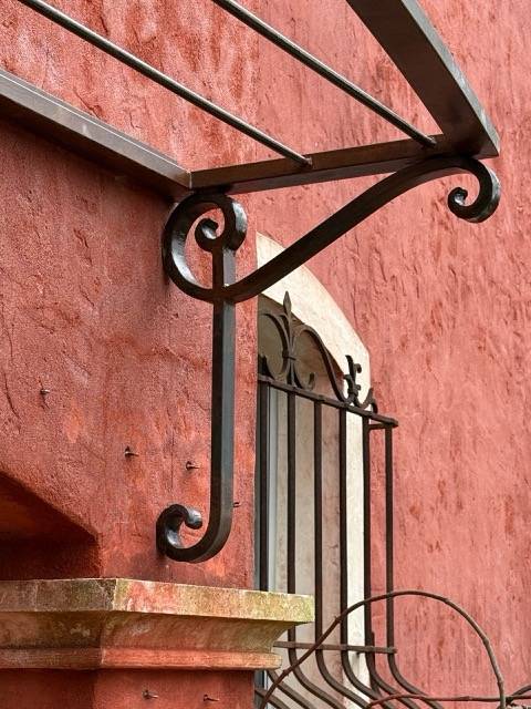 Structure en fer forgé solide, raffinée, végétale et esthétique réalisée sur mesure par Sudecor pour une maison à Saint-Jean-Cap-Ferrat.