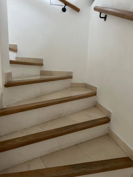 AVANT LA POSE Marches en pierre de Thèla raffinées installées à Antibes.