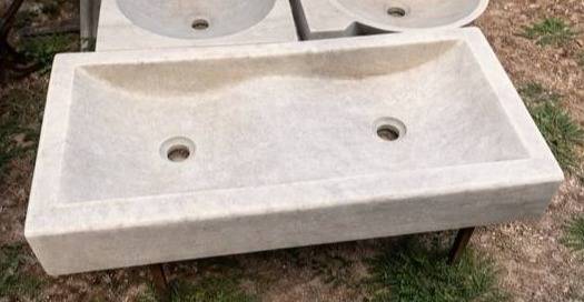 Double vasque en pierre taillée par Sudecor près de Sainte-Maxime, création élégante et fonctionnelle pour salle de bain haut de gamme.