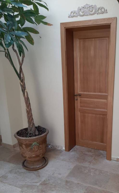 Porte extérieure en bois massif installée près de Biot – Une création sur mesure signée Sudecor, entre charme provençal et solidité.