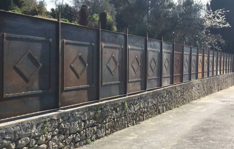 Clôture fer forgé sur mesure réalisée et posée à Théoule-sur-mer, Côte d'Azur, Alpes-Maritimes