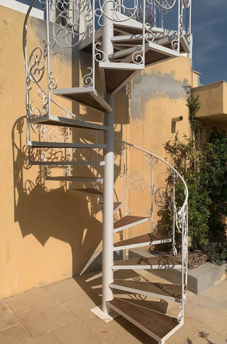Escalier courbe en fer forgé réalisé, peint et posé à Cannes, Côte d'Azur