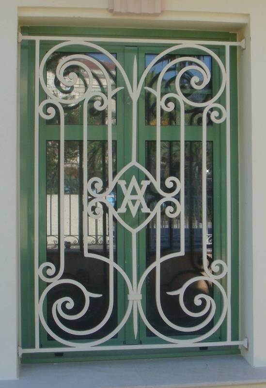 Grille de fenêtre en fer forgé sur mesure peinte et finie à Cannes
