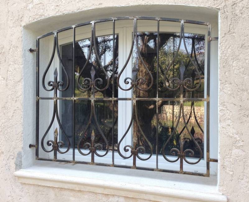 Grille de fenêtre en fer forgé sur mesure Antibes Côte d'Azur
