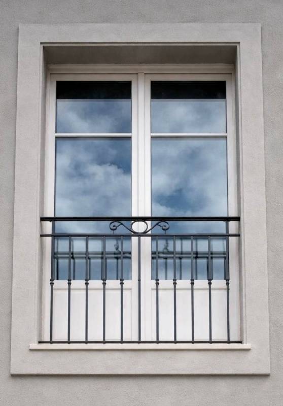 Garde-corps en fer forgé tôlé Sudecor installé près de Opio, solution élégante pour sécuriser un balcon ou un escalier.