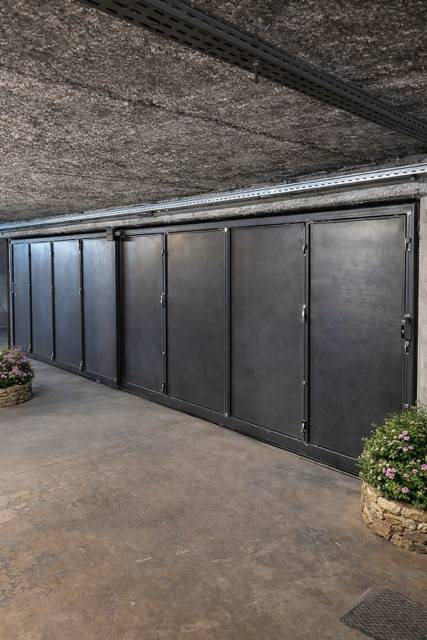 Portail coulissant robuste, fonctionnel, sécurisé et durable installé pour un garage de particulier près de Villeneuve-Loubet.
