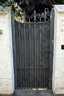Création artisanale moderne et sécurisée pour une entrée remarquable à Nice