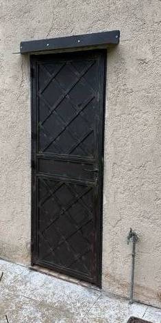 Porte en fer résistante, raffinée, protectrice et esthétique réalisée dans notre atelier Sudecor pour une maison située à La Colle-sur-Loup.