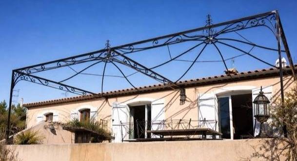 Création de pergola sur mesure en ferronnerie d’art Sudecor près de Gattières, idéale pour ombrager une grande terrasse.